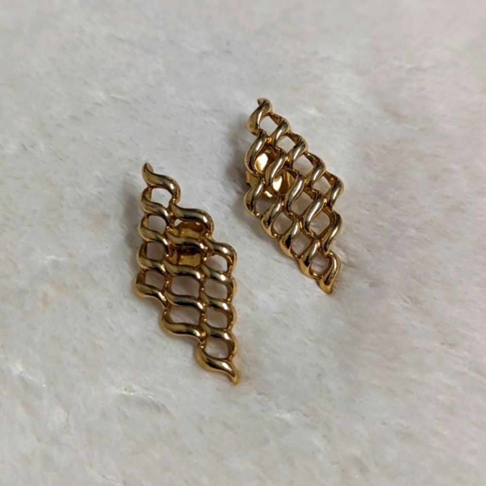 Vintage 80's Classic Wavey Goldtone Pierced Earrings - Picture 7 of 7